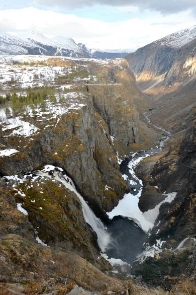 드넓은 설원 아래 까마득한 협곡 아래로 뵈링폭포가 쏟아지고 있다. 설산의 눈 녹은 물이 비오레이아강에 담겨 흐르다가 협곡의 벼랑을 만나 182m 수직의 물줄기를 세웠다. 수직의 협곡과 폭포가 만들어내는 압도적인 위용의 경관 앞에 서면 오금이 저릴 정도다.