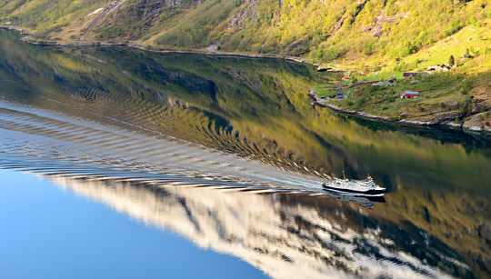 노르웨이의 경관을 대표하는 건 단연 피오르다. 거울 같이 고요한 피오르(협만)의 수면 위를 페리호가 미끄러지고 있다. 피오르의 경관은 배를 타고 바다 위에서 볼 때와 육로로 차를 타고 볼 때의 감상이 믿기지 않을 만큼 다르다.