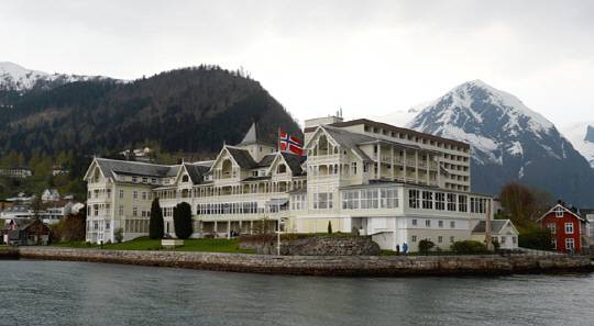 송네피오르를 끼고 있는 작은 마을 발레스트란의 크비크네스 호텔. 140여 년 전에 지어진 건물이다.