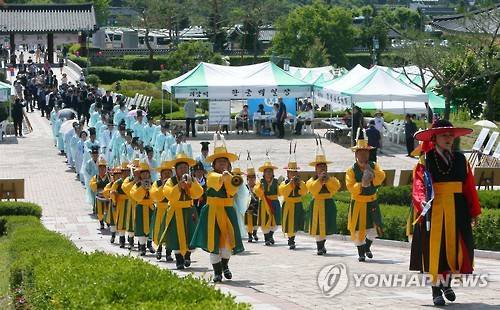 2016년 6월 1일 강원 춘천시 남면 가정리 의암유적지에서 항일독립운동에 헌신한 의암 류인석 선생의 순국 101주년을 맞아 '제32회 의암제'가 열려 참석인사들이 제례행사를 위해 이동하고 있다. [연합뉴스 자료사진]