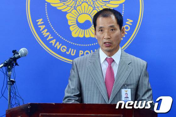 황홍락 남양주경찰서 형사과장이 2일 오전 경기도 남양주경찰서에서 남양주 지하철 공사현장 폭발사고 1차 조사결과를 발표하고 있다. 앞서 1일 오전 경기 남양주시 진접읍 금곡리 주곡2교 아래 지하철 4호선 공사현장에서 교각보강 작업의 일환인 산소용단 작업중 폭발사고가 발생해 작업자 4명이 숨지고 10명이 부상당했다. 부상자 중 3명은 중상이다. 경찰은 이날 오후 사고현장 안정보강 후 유관기관과 합동으로 현장감식을 계속해 나가기로 했다. 2016.6.2/뉴스1 © News1 구윤성 기자