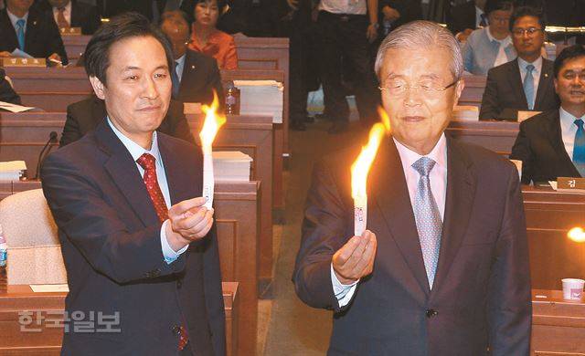 더불어민주당 김종인 비상대책위원회 대표(가운데)와 우상호 원내대표가 30일 오전 국회에서 열린 제20대 국회 첫 의원총회에서 부실 채권을 소각하는 퍼포먼스를 하고 있다. 배우한 기자 bwh3140@hankookilbo.com