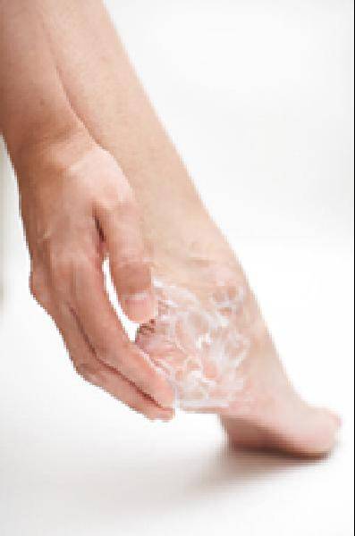 [헬스조선]발 각질을 제거할 때 무리해서 뜯어내지 말아야 한다/ 발 각질을 제거할 때 무리해서 뜯어내지 말아야 한다