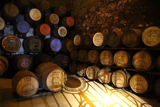 오크통 속에서 숙성 중인 위스키.