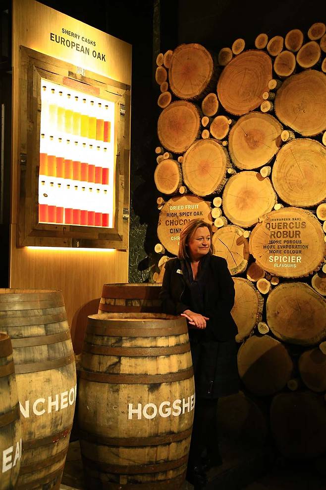 환한 미소로 증류소 견학을 이끈 헬렌.