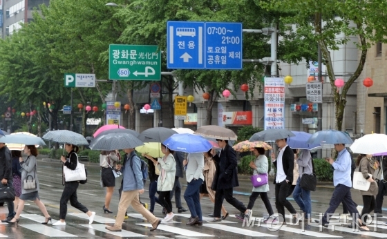 전국적으로 비가 내린 지난 10일 오전 서울 광화문 네거리에서 시민들이 우산을 쓰고 출근하고 있다. 2016.5.10/뉴스1<br>