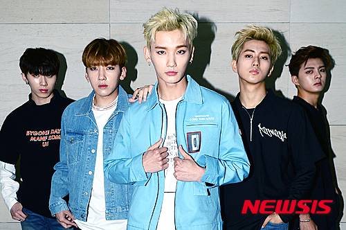 【서울=뉴시스】임태훈 기자 = 신인 아이돌 그룹 MAP6(맵식스)가 서울 중구 충무로 남산스퀘어 빌딩에서 뉴시스와의 인터뷰에 앞서 포즈를 취하고 있다. 2016.06.02.   taehoonlim@newsis.com