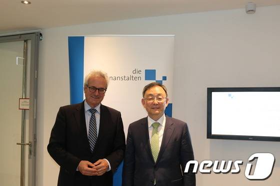 현지시간으로 지난 1일 독일 연방미디어청을 방문한 최성준 방송통신위원장(오른쪽)이 토마스 랑헨리히 독일 연방미디어청특임관과 기념사진을 촬영하고 있다. 2016.6.3/뉴스1 (사진제공=방송통신위원회) © News1