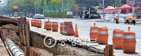 2일 오후 경기도 고양시 마두동 백마중학교 인근 지하차도 공사 현장. 천막을 치고 시위하는 주민들 앞이 아파트 출입도로, 옆으로 백마중 정문, 지하차도 전면에 횡단보도가 있다. [사진 최정동 기자]