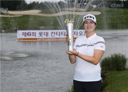 우승 트로피를 들고 기뻐하는 박성원.<KLPGA 제공>