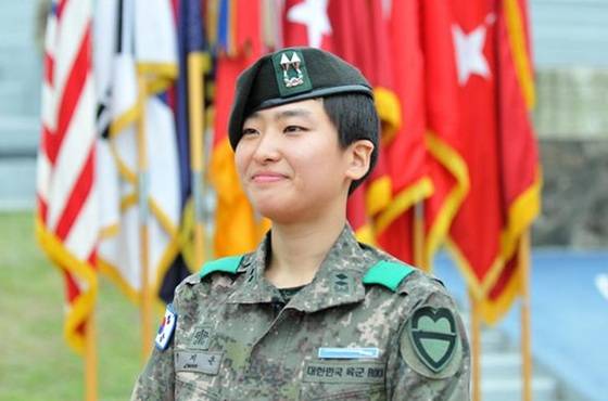 정지은 중위가 경연대회가 끝난 후 우수보병 취장을 받고 단상에 서있다. (육군 제공) © News1