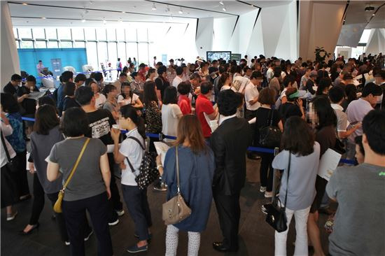 강남구 일원현대아파트 재건축단지인 래미안 루체하임 견본주택. 개관 당시 수많은 인파가 몰렸다.