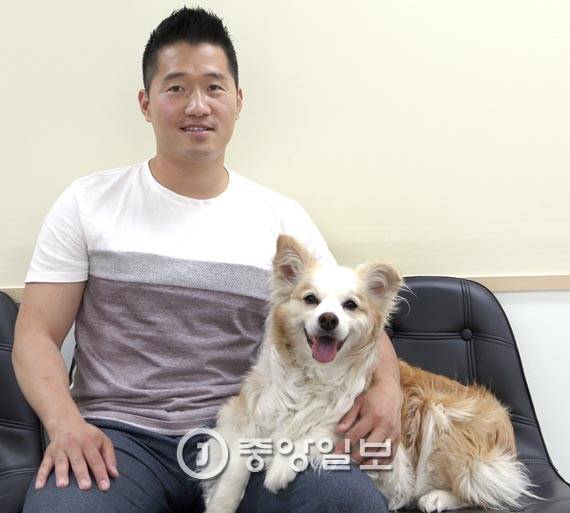 반려견 행동전문가인 강형욱씨와 그의 반려견 다올이. 보더콜리 종이다. [사진 김춘식 기자]