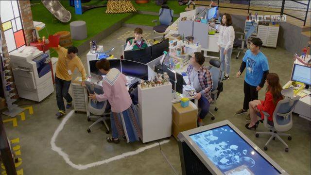 출근 첫날 자신의 책상 주위에 굵은 소금을 뿌린 MBC 수목드라마 ‘운빨로맨스’속 심보늬(황정음). 나쁜 기운인 액을 막기 위해 한 의식이다. 책상엔 부적도 꽂혀있다. 방송 캡처