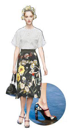 2016 S/S 돌체앤가바나 패션쇼에서 크리스털로 장식한 통굽을 신은 모델이 무대에 올랐다