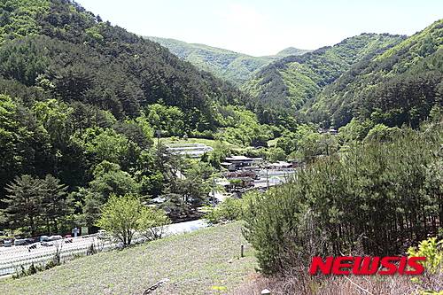 【서울=뉴시스】경북 영양군 윗대티골. (사진=한국관광공사 제공)