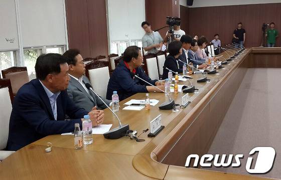 8일 원주시의회 모임방에서 사드원주배치반대비상대책위원회 주관으로 사드원주배치 반대 국회의원 간담회가 열리고 있다.2016.6.8/뉴스1 © News1