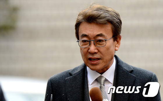 서초동 서울중앙지방법원에서 열린 박근혜 대통령의 세월호 참사 당일 행적 의혹을 보도한 가토 다쓰야(49) 일본 산케이신문 전 서울지국장 재판에 증인으로 출석한 정윤회씨. 2015.1.19/뉴스1 © News1 박정호 기자