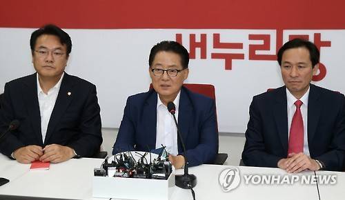 여야 원구성 합의     (서울=연합뉴스) 김현태 기자 = 새누리당 정진석 원내대표(왼쪽부터)와 국민의당 박지원 원내대표, 더불어민주당 우상호 원내대표가 8일 오후 국회 새누리당 원내대표실에서 회동을 하고 있다.