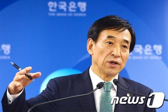 이주열 한국은행 총재가 9일 오전 서울 중구 한국은행에서 열린 6월 금통위 관련 기자회견에서 발언을 하고 있다.2016.6.9/뉴스1 © News1 민경석 기자