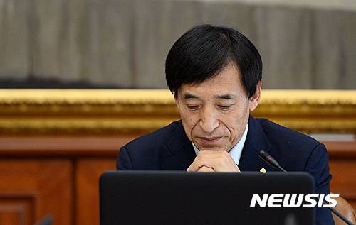 【서울=뉴시스】김진아 기자 = 이주열 한국은행 총재가 9일 오전 서울 중구 한국은행에서 열린 금융통화위원회에 참석해 회의 시작을 기다리고 있다. 2016.06.09.    bluesoda@newsis.com