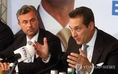 기자회견 하는 호퍼 후보와 슈트라헤 자유당 당수[AP=연합뉴스]