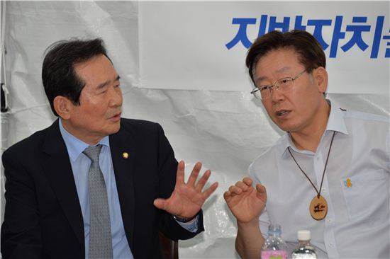 이재명 성남시장(오른쪽)이 단식농성장을 찾은 정세균 국회의장과 이야기를 나누고 있다.