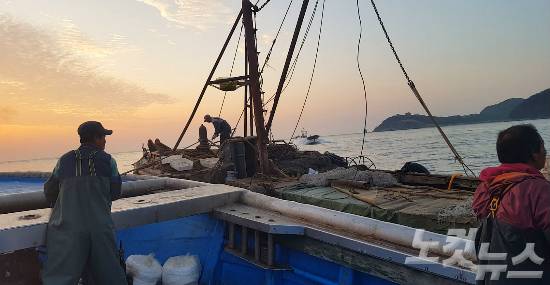 지난 5일 새벽 연평도 앞바다 상황. 우리측 선원이 중국어선에 몰래 올라타 로프로 결박하고 있다. (사진=인천해양연구소 제공)