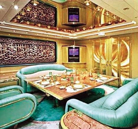 금으로 도배된 화장실(위), 내부 인테리어