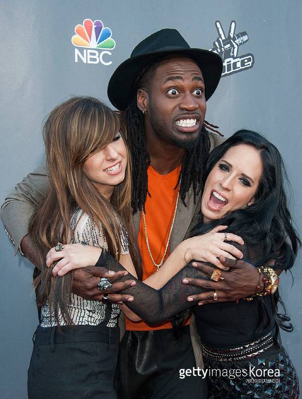 2014년 ‘더 보이스’ 시즌6에 참가한 크리스티나 그리미(왼쪽)가 톱12 레드카펫 행사에서 기념촬영을 하고 있다. 사진|게티이미지/이매진스