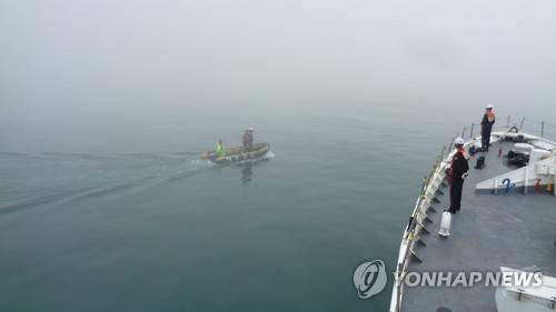 안갯속 충돌 사고로 어선 침몰…실종 선장 수색     (신안=연합뉴스) 장아름 기자 = 12일 오전 10시 30분께 전남 신안군 흑산면 북쪽 4.3km 해상에서 438t급 화객선(목포선적)과 2.86t급 소형어선(선외기·다물도선적)이 충돌해 어선이 침몰하면서 선장 A(65)씨가 실종됐고 아내 B(55·여)씨가 숨진 채 발견됐다. 해경이 안개가 자욱한 사고 해상 일대에서 실종자 수색을 하고 있다. 2016.6.12 [목포해양경비안전서 제공]     areum@yna.co.kr