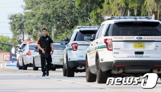 미국 플로리다 주 올랜도의 한 게이 나이트클럽에서 12일(현지시간) 오전 총격 테러가 벌어져 용의자를 포함해 총 50명이 숨지고 다수가 부상한 가운데 경찰이 나이트클럽 외곽에서 수색 작업을 벌이고 있다. AFP=뉴스1