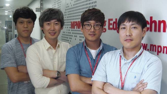 강상도 엠피닉스 대표(왼쪽 두번째)와 연구진들이 기념사진촬영을 하고 있다.