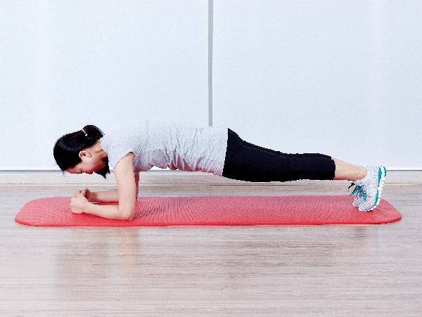 [헬스조선]플랭크 운동으로 바른 자세 유지에 도움되는 코어 근육을 단련할 수 있다/사진=조선일보 DB