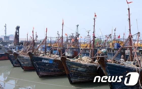 인천 만석부두에 나포된 중국어선. 뉴스1 DB