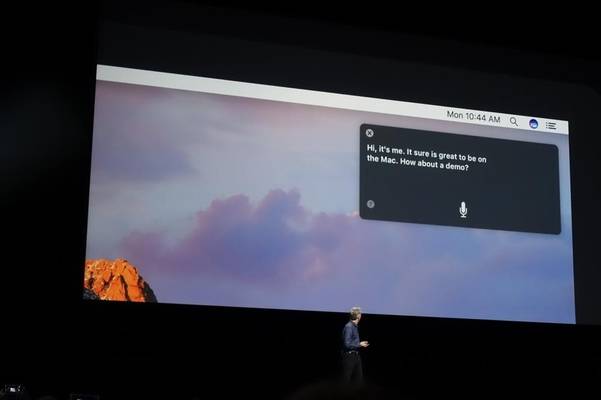 크레이그 페더리기 애플 수석부사장이 맥OS에 적용된 시리를 사용하는 모습 /박성우 기자