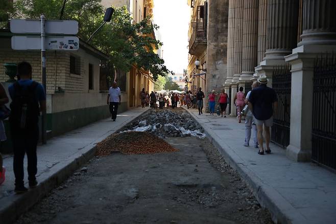 낡은 보도를 새로 보수 공사하는 올드 아바나의 오비스뽀 거리.
