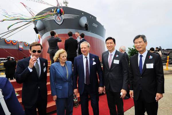 Sun Enterprises Chairman George Livanos, center, attends the naming ceremony of two crude oil carriers built by Hyundai Heavy Industries on Monday in Ulsan, 410 kilometers southeast of Seoul. From far right: Choi Kil-sun, chairman of Hyundai Heavy Industries; Chung Ki-sun, senior vice president of Hyundai Heavy Industries; Chairman Livanos; his wife Lita Livanos; and his son Stavros Livanos. [Photo by Hyundai Heavy Industries]