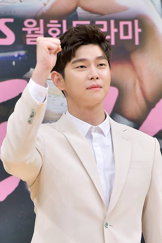 배우 윤균상이 15일 오후 서울 양천구 목동 SBS에서 진행된 월화드라마 ‘닥터스’ 제작발표회에 참석하고 있다.