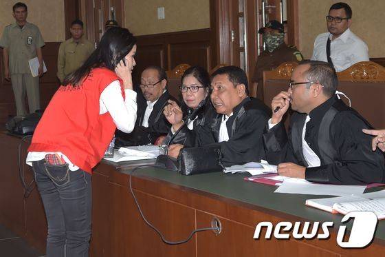 제시카 쿠말라 웡소(가운데)가 15일 센트럴 자카르타 지방 법원에서 자신의 변호인단과 얘기를 나누고 있다. © AFP=뉴스1