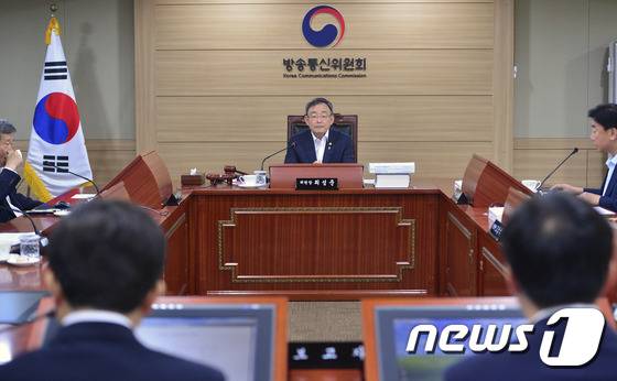 최성준 방송통신위원장이 16일 오전 경기 과천시 정부과천청사 방통위에서 열린 제33차 전체회의에서 모두발언을 하고 있다.  © News1 신웅수 기자