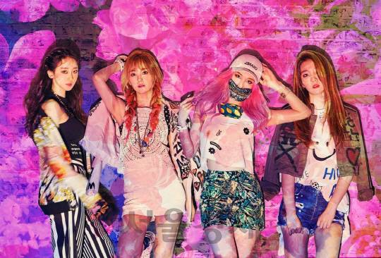 디홀릭 멤버들 위로 류주항 작가의 Blossom 작품이 빔으로 투사돼 있다./ 사진 = 에이치메이트제공