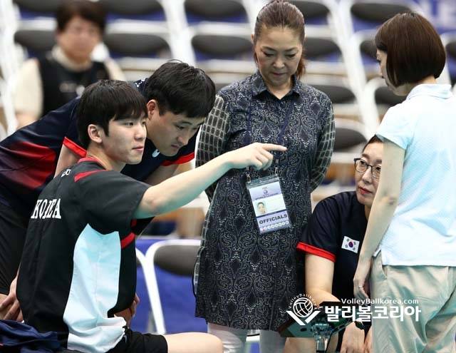 【발리볼코리아(일본 오사카)=김경수 기자】16일 일본 오사카시 중앙경기장 메인코트에서 이경수코치를 비롯한 스태프들이 태블릿 시스템을 체크하고 있는 모습.2016.06.16.