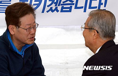 【서울=뉴시스】이영환 기자 = 더불어민주당 김종인 비상대책위원회 대표가 17일 오전 서울 종로구 광화문광장에서 지방재정 개편 철회를 요구하며 11일째 단식중인 이재명 성남시장을 찾아 단식을 중단할 것을 권고하고 있다. 2016.06.17.   20hwan@newsis.com