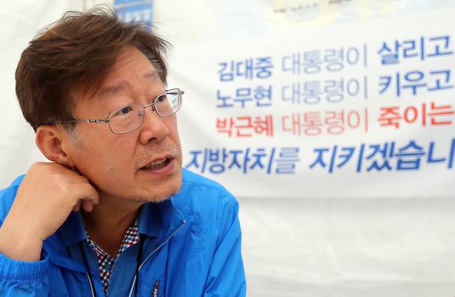 이재명 성남시장이 15일 오후 서울 광화문 광장 단식농성장에서 한겨레와 인터뷰를 하고 있다. 이 시장은 행정자치부의 지방재정 개편안에 반대하며 이날로 9일째 단식을 이어갔다.  김경호 선임기자 jijae@hani.co.kr