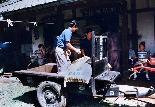 ‘보성군 1호 우리밀 농민’ 백남기씨가 1990년대 초 자신의 집(전남 보성군 웅치면 부춘마을)에서 우리밀을 수매하고 있다. 수매 경로가 확보되지 않았던 우리밀살리기운동 초기 그는 자택 한편에 공간을 마련해 직접 수매 역할까지 맡았다.  박경숙 제공