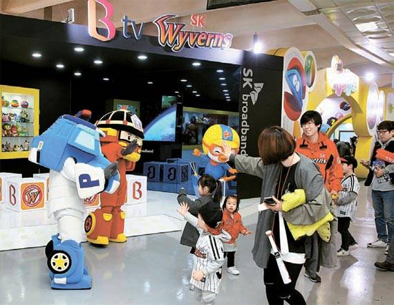 프로야구 SK 와이번스가 가족 단위 관람객을 위해 인천 SK행복드림구장 3루 내야 복도에 조성한 ‘뉴키즈존’.