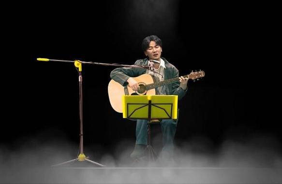 홀로그램으로 부활한 고(故) 김광석이 13일 서울 동대문 ‘K라이브’ 공연장에서 ‘이등병의 편지’를 부르고 있다. / 전준범 기자