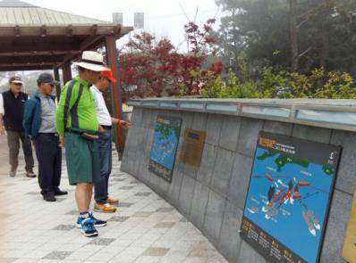 (연평도=연합뉴스) 김창선 기자 = 관광객들이 연평도 평화공원을 둘러보고 있다. 2016.6.13