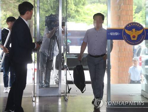 성폭행 혐의로 잇따라 피소된 가수 겸 배우 박유천의 변호를 담당하는 법무법인 세종의 관계자가 지난 20일  맞고소장을 제출하기 위해 서울 강남경찰서로 들어서고 있는 모습.